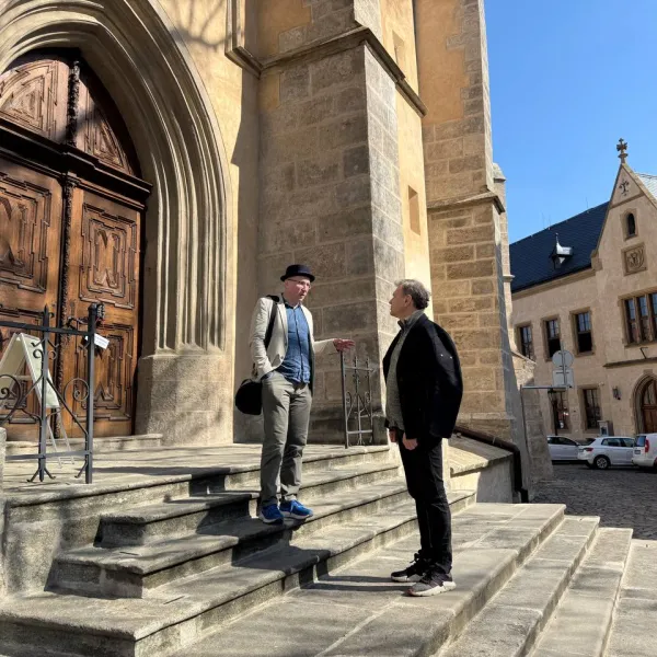 Hatwalks guide explaining history to a tourist in Kutná Hora